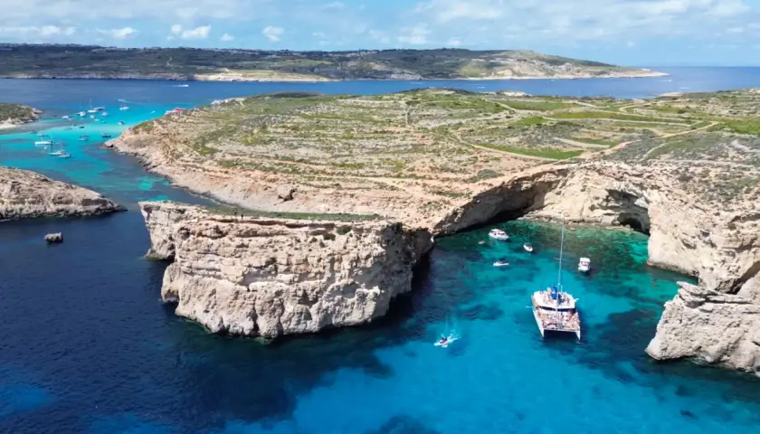 Malta jest bezpieczna, zwłaszcza w tak urokliwych zatoczkach z krystalicznie czystą wodą, gdzie można podziwiać łodzie i skaliste wybrzeża.