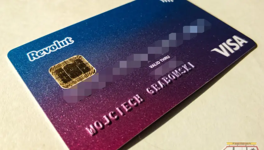 Karta Revolut Visa z chipem i danymi właściciela. To nowoczesne narzędzie płatnicze, które ułatwia zarządzanie finansami.