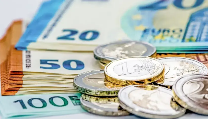 Stos banknotów euro (20, 50, 100) i monet. Zastanawiasz się, ile euro można przewieźć przez granicę na osobę?
