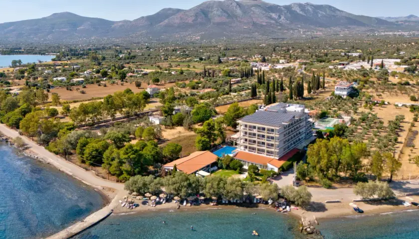 Hotel z panelami słonecznymi nad morzem, z plażą i górami w tle. Wakacje na wyspie Evia.