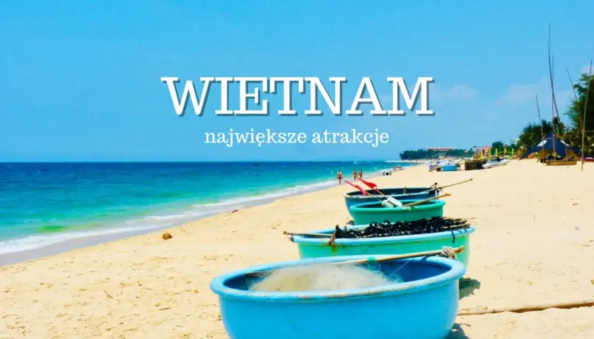 Wietnam: plaża z łodziami i turkusową wodą. Przed wyjazdem warto pomyśleć o wietnam szczepienia.