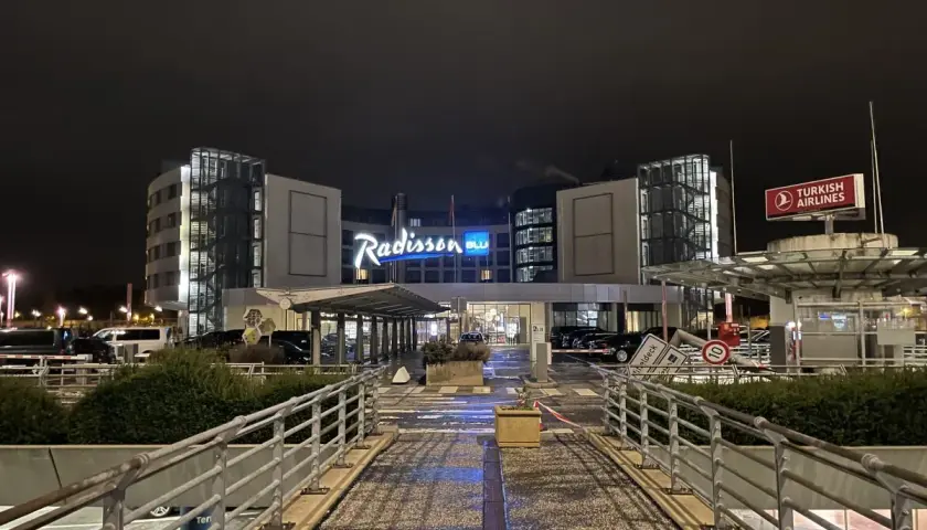 Nocny widok na hotel Radisson Blu Airport Hamburg, z widocznym logo Turkish Airlines.