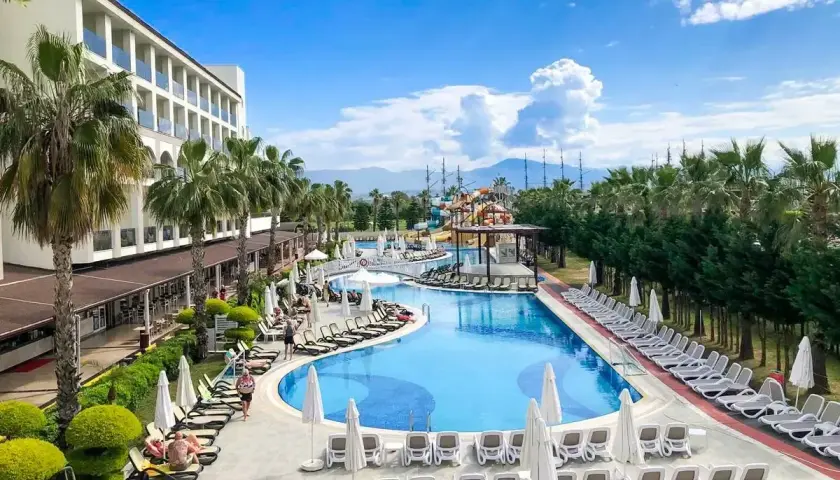 Luksusowy hotel z basenami i zjeżdżalniami wodnymi, otoczony palmami. Idealne miejsce na relaks nad wodą, jak w port river & spa.