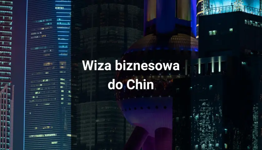 Nocny widok na nowoczesne drapacze chmur w Szanghaju. Napis "Wiza biznesowa do Chin" sugeruje podróż służbową.