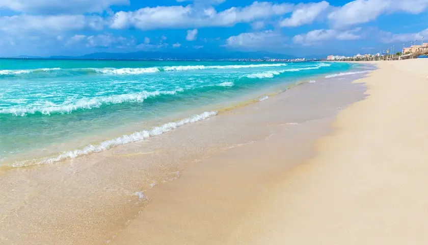 Majorka: morze czy ocean? Poznaj wody i plaże Balearów