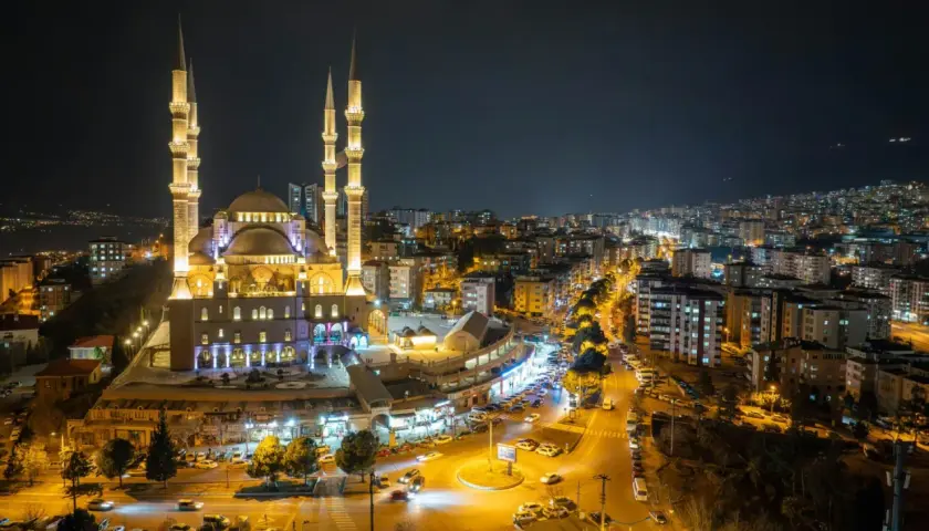 Piękny meczet nocą, oświetlony w mieście. Wiele osób zastanawia się, ramadan co to, szukając odpowiedzi w takich miejscach.