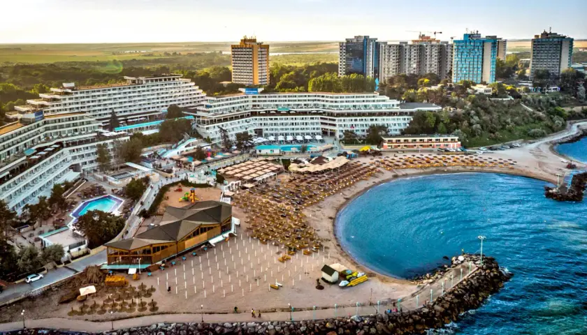 Widok na kurort nad Morzem Czarnym, idealne miejsce na rumuńskie wakacje. Hotele, plaża z leżakami i baseny.