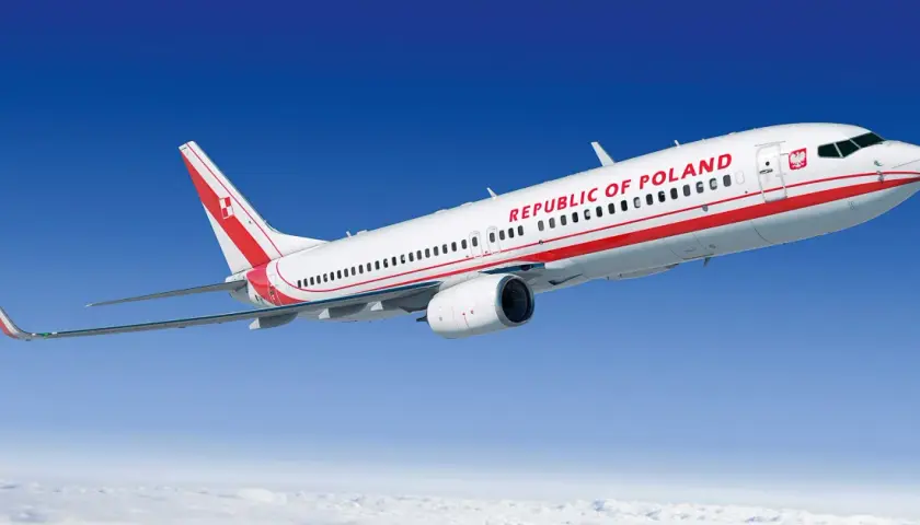 Biało-czerwony boeing 737 z napisem "REPUBLIC OF POLAND" na tle błękitnego nieba i chmur.