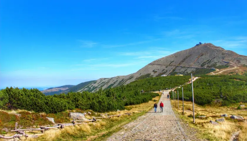 Karpacz jakie to góry? To Śnieżka, majestatyczny szczyt Karkonoszy, gdzie kamienna ścieżka prowadzi ku niebu.