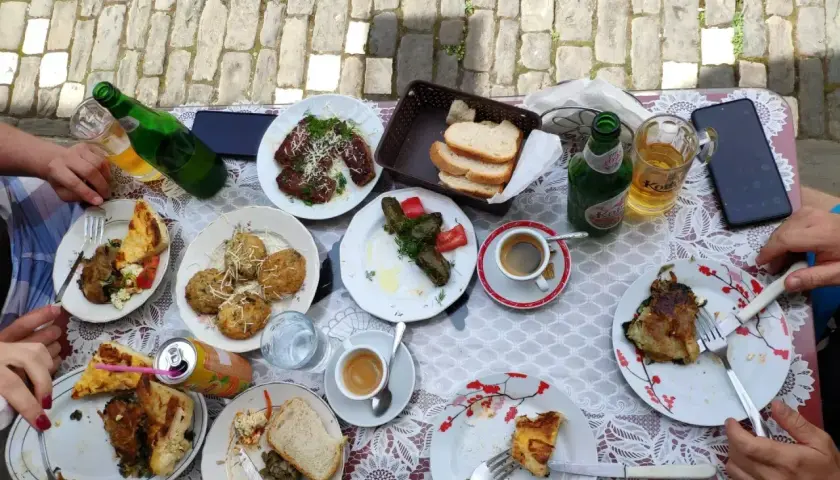Pyszne albania jedzenie na stole: mięso, pieczywo, kawa i piwo.