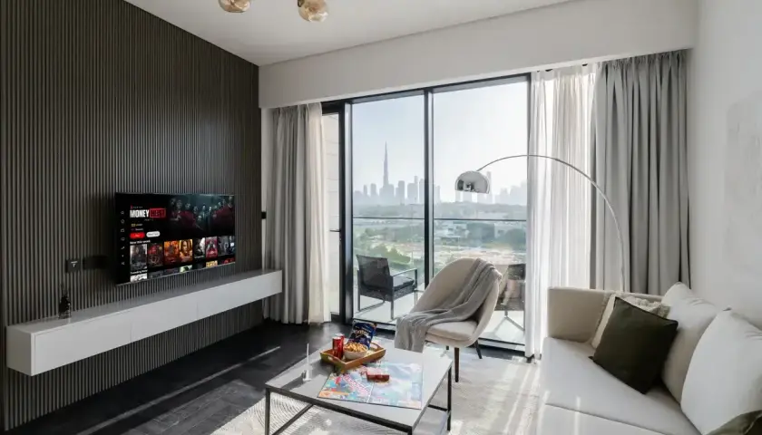 Nowoczesny salon z widokiem na miasto, idealny na relaks po całym dniu. Zastanawiasz się, airbnb co to? To właśnie takie miejsca!