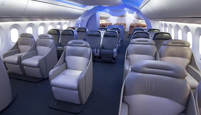 Wnętrze Boeing 787-9 Dreamliner LOT. Rozkład miejsc w klasie biznes, wygodne fotele.