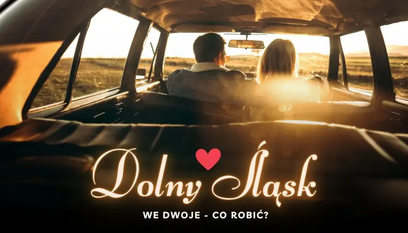 Para w samochodzie podczas zachodu słońca, odkrywająca romantyczne miejsca Dolny Śląsk.