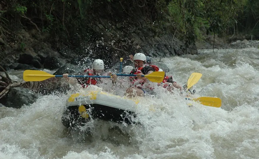 Rafting dla początkujących - jak wybrać bezpieczną trasę?
