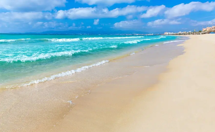 Majorka: morze czy ocean? Poznaj wody i plaże Balearów