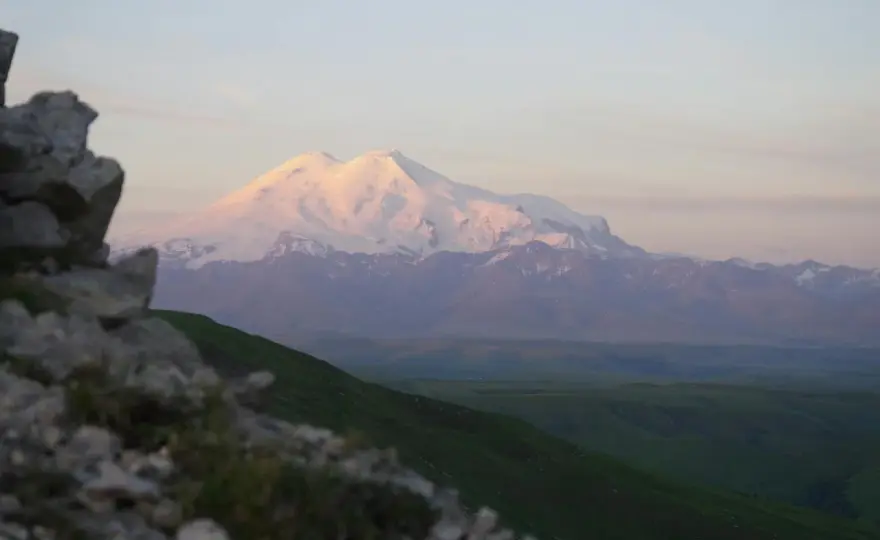 Elbrus - Jak wejść na szczyt Kaukazu? Poradnik krok po kroku