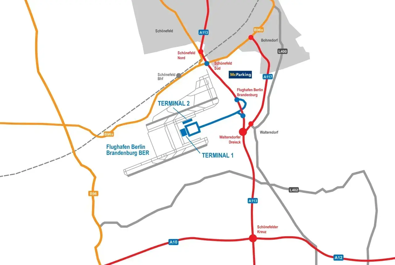 Mapa drogowa lotniska w Berlinie Brandenburgii (BER) z zaznaczonymi terminalami 1 i 2, parkingiem McParking oraz drogami dojazdowymi.