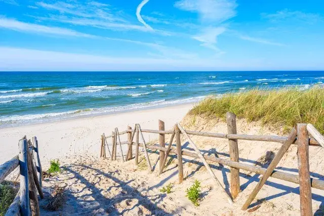 Ile kosztuje nocleg nad morzem? Odkryj sekrety tanich wakacji