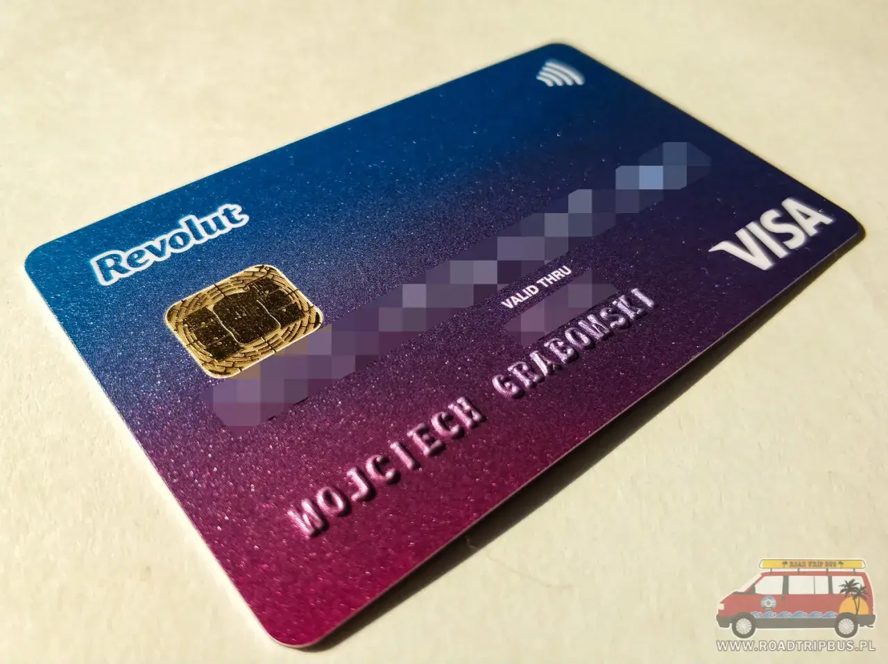 Karta Revolut Visa z chipem i danymi właściciela. To nowoczesne narzędzie płatnicze, które ułatwia zarządzanie finansami.