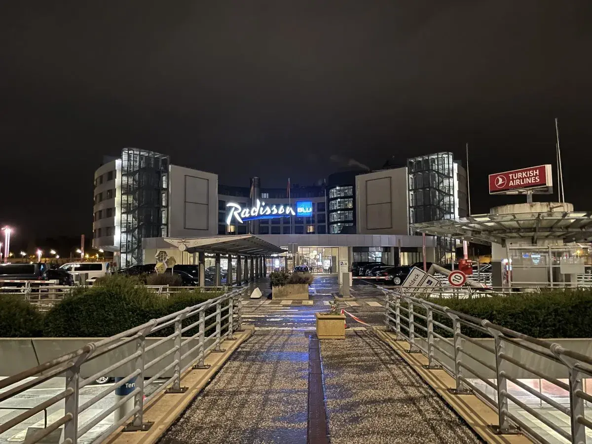 Nocny widok na hotel Radisson Blu Airport Hamburg, z widocznym logo Turkish Airlines.