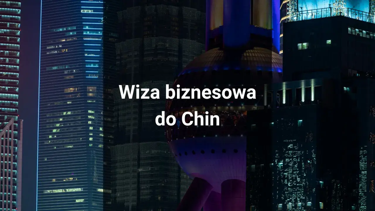 Nocny widok na nowoczesne drapacze chmur w Szanghaju. Napis "Wiza biznesowa do Chin" sugeruje podróż służbową.