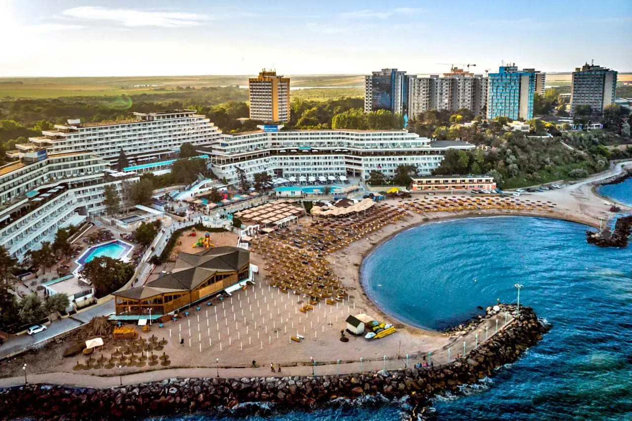 Widok na kurort nad Morzem Czarnym, idealne miejsce na rumuńskie wakacje. Hotele, plaża z leżakami i baseny.