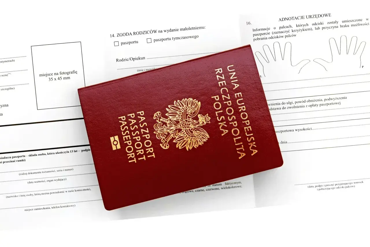 Czerwony paszport Rzeczypospolitej Polskiej leży na formularzu wniosku. Możliwość złożenia wniosku o paszport online ułatwia ten proces.