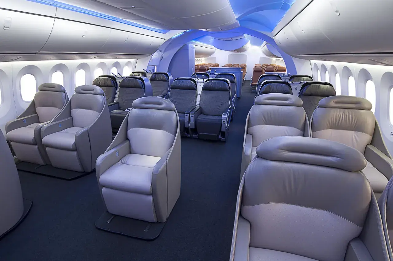 Wnętrze Boeing 787-9 Dreamliner LOT. Rozkład miejsc w klasie biznes, wygodne fotele.