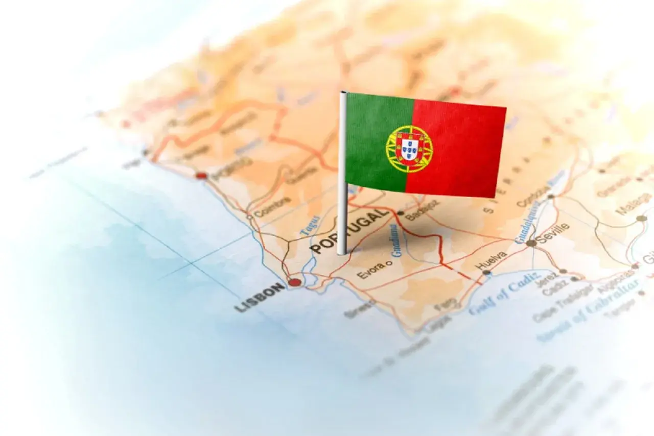 Flaga Portugalii na mapie, wskazująca Lizbonę. "Olá" - pozdrowienie po portugalsku.