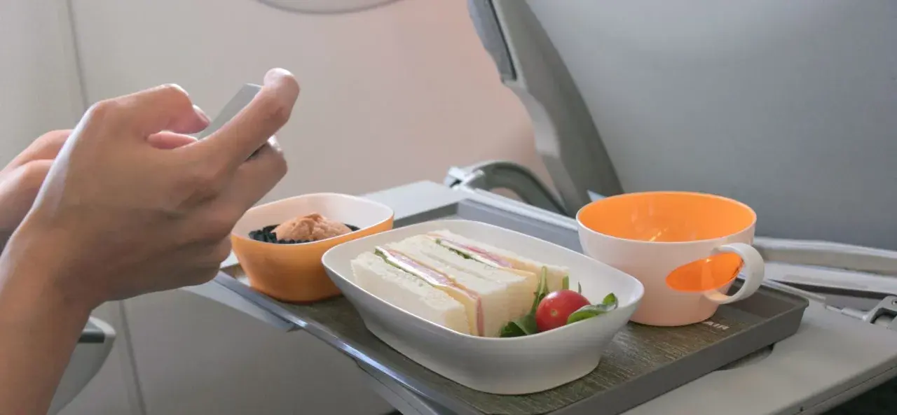 Na tacy w samolocie Ryanair kanapki, przekąska i napój. Czy można wziąć jedzenie do samolotu Ryanair? Tak, ale sprawdź zasady.