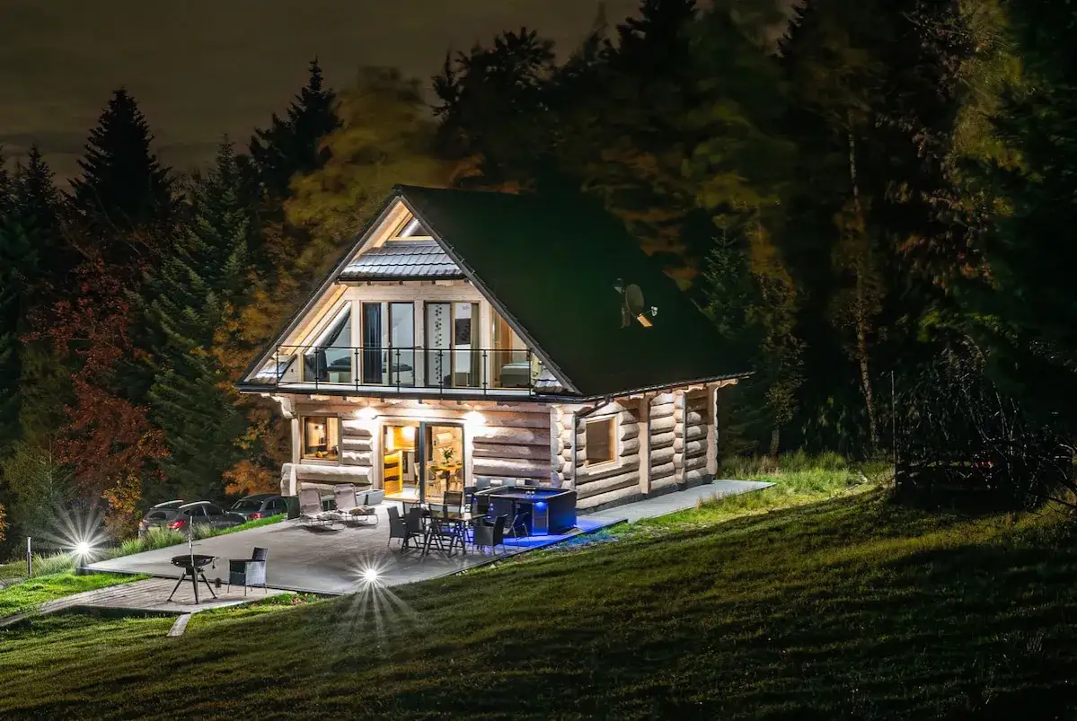 Drewniany domek w lesie, idealny na wypoczynek. Czy to miejsce, gdzie można znaleźć nocleg przez Airbnb?
