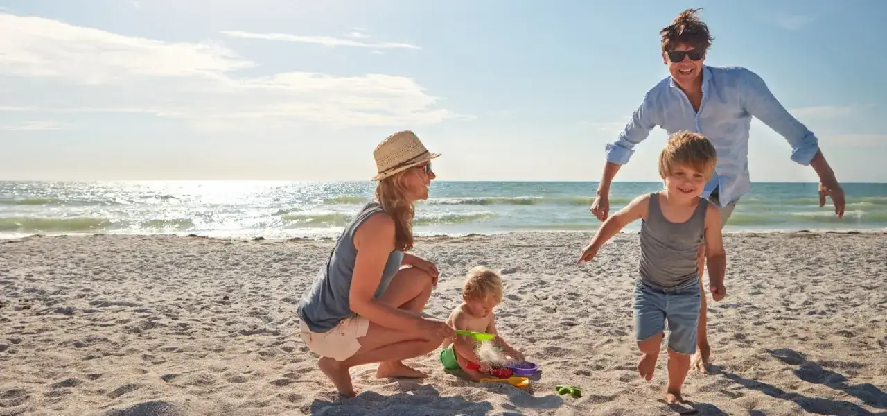 rodzina z niemowlakiem na plaży, spokojna plaża bałtyk
