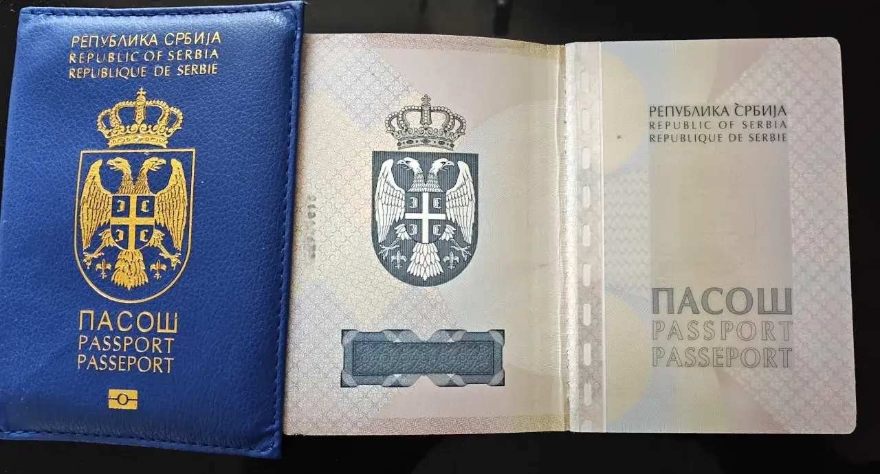 Serbski paszport, otwarty na stronie z godłem. Czy do Serbii potrzebny jest paszport? Tak, ten dokument jest dowodem.