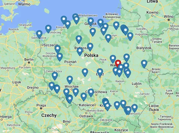 mapa Polski z zaznaczonymi regionami turystycznymi i ikonami hoteli