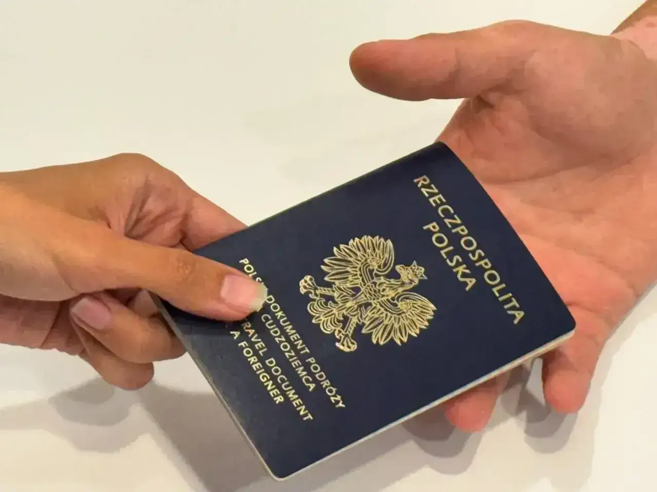 Przekazanie paszportu przed podróżą do Turcji. Czy wystarczy dowód osobisty?