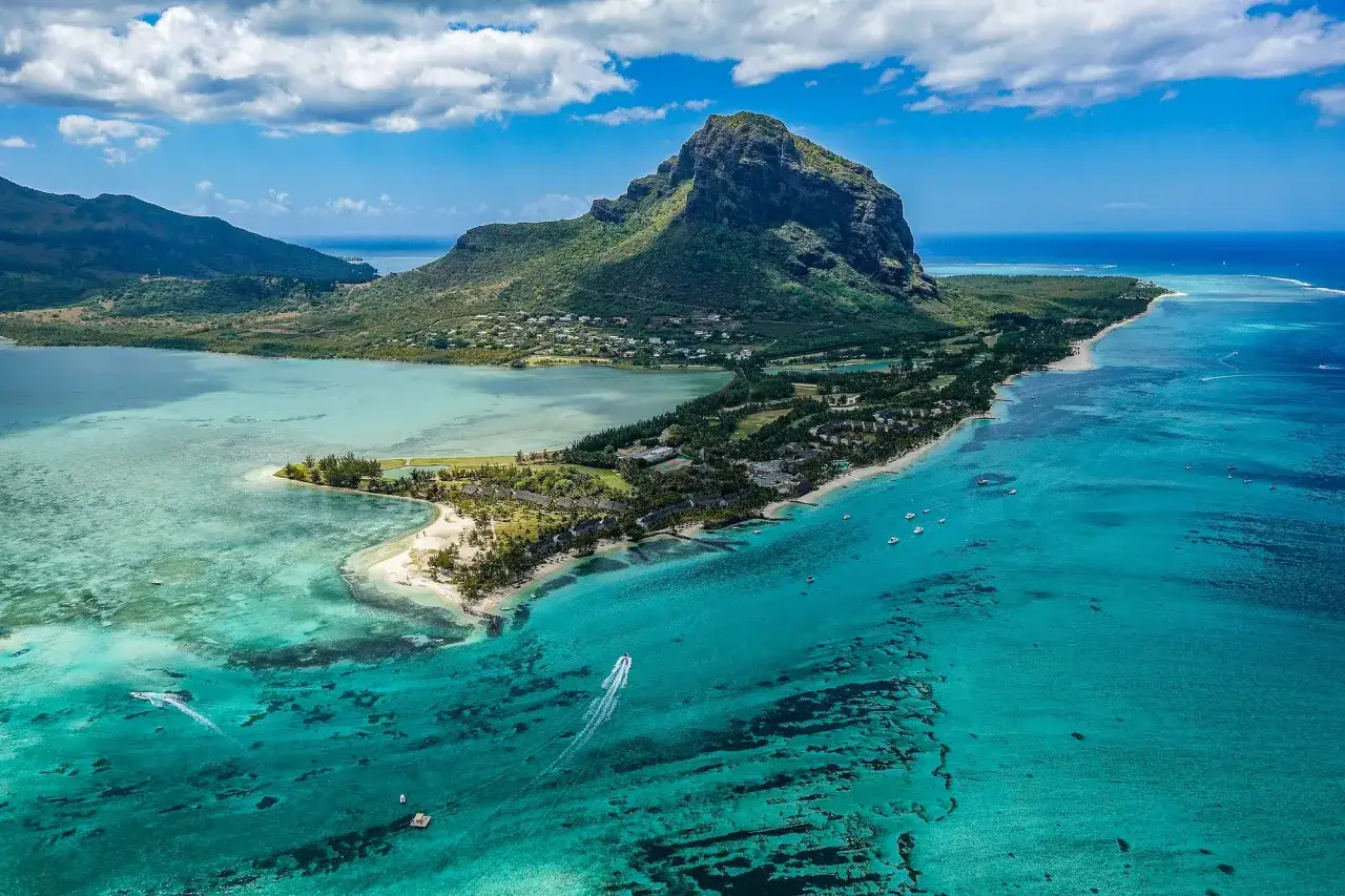 Rajskie wakacje na Mauritiusie: góra Le Morne Brabant, turkusowa laguna i luksusowe hotele. Idealne miejsce na relaks i przygodę.