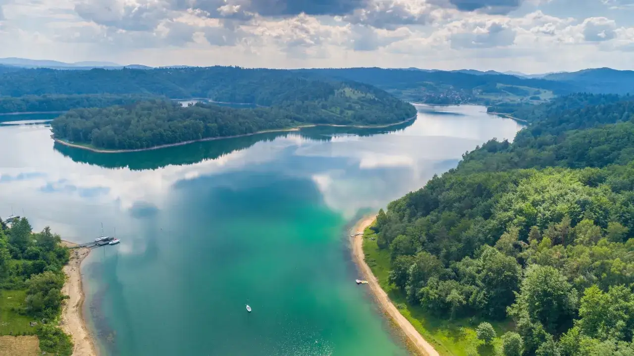 Bieszczady z dziećmi to idealne miejsce na wakacje. Jezioro Solińskie otoczone zielonymi wzgórzami, idealne do żeglowania i odpoczynku.