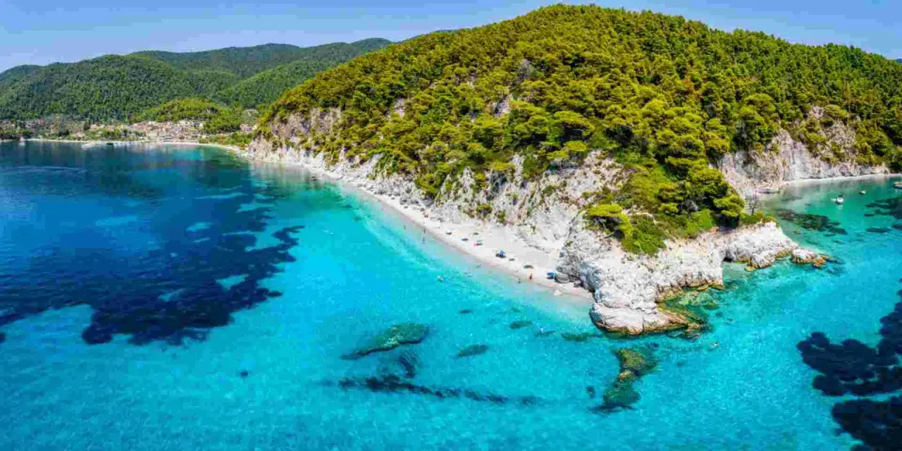 Idealne wakacje na Skopelos: turkusowe morze, biała plaża i zielone wzgórza. Raj dla miłośników słońca i natury.