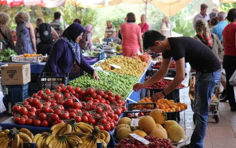 Bazar w Konakli owoce i przyprawy