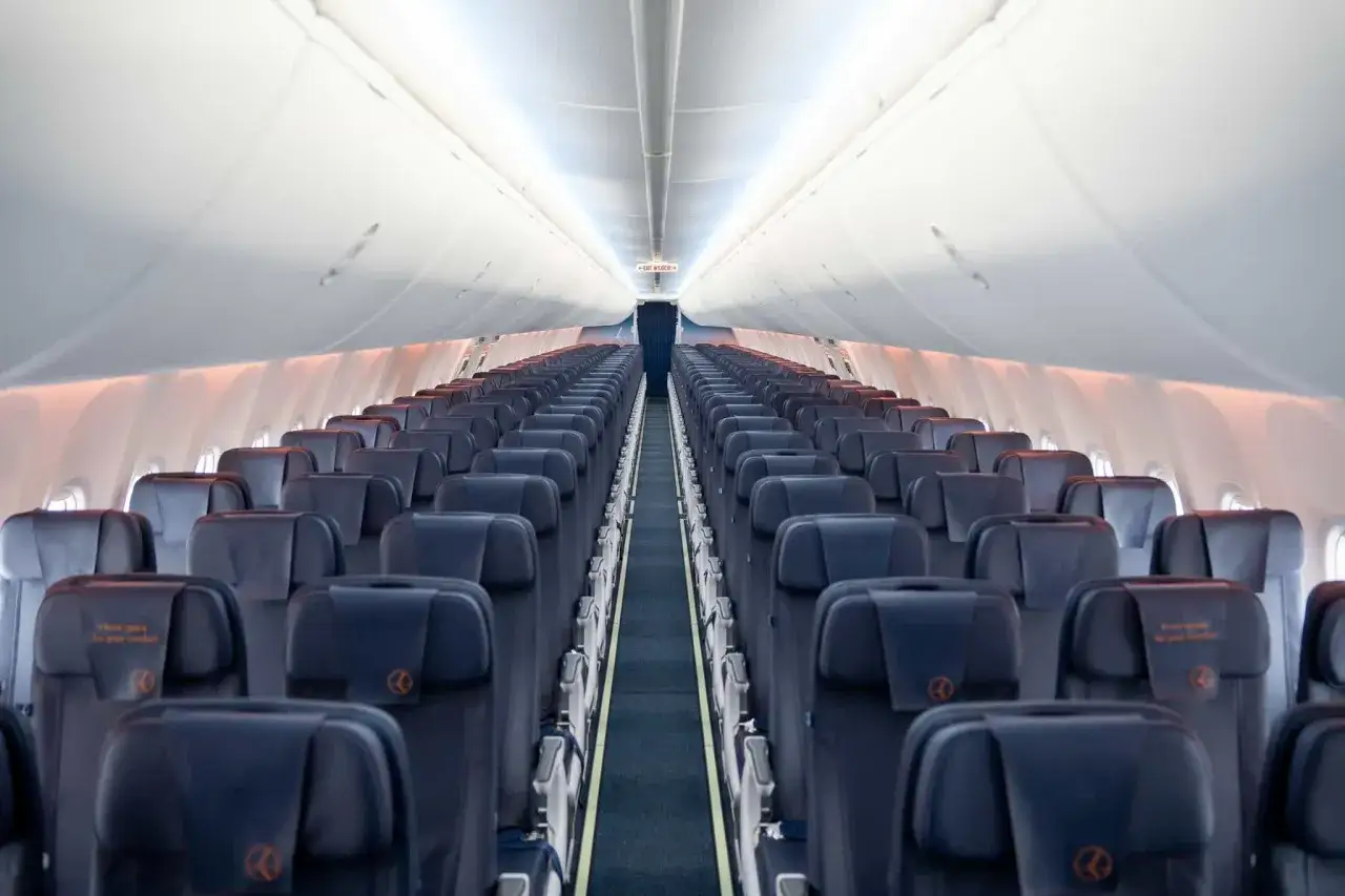 Puste rzędy siedzeń w samolocie Boeing 737, gotowe na pasażerów.