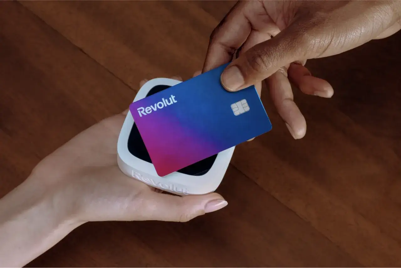 Karta Revolut zbliżeniowo płaci. To proste, gdy wiesz, revolut co to.