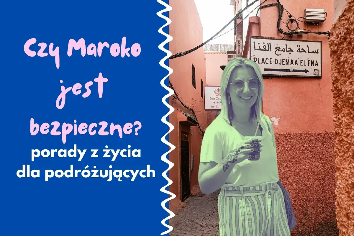 Kobieta z drinkiem na tle uliczki w Marrakeszu, gdzie znajduje się znak 