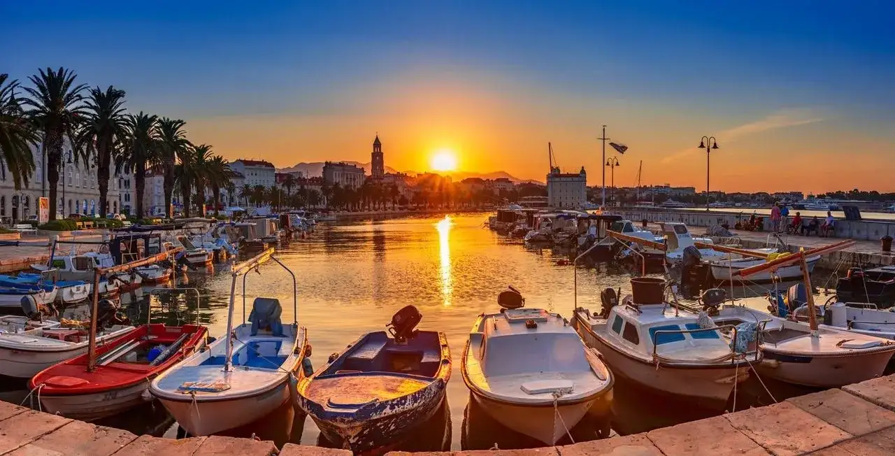 Promenada Riva Split zach&oacute;d słońca