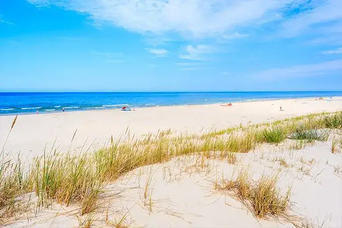Spokojna plaża Bałtyk, dzika plaża Polska