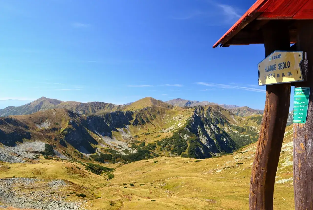 Widok na szlak turystyczny w Tatrach Wysokich. Tabliczka z napisem 