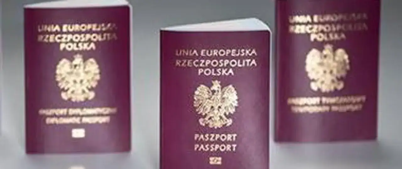 Trzy polskie paszporty, w tym jeden dyplomatyczny. Wkrótce będzie można złożyć wniosek o paszport online.