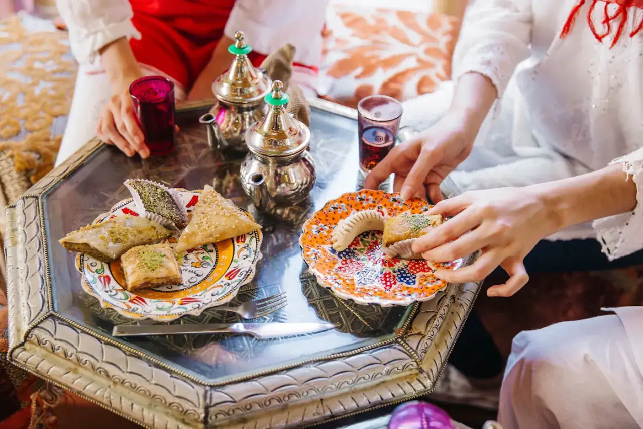 Słodkości i herbata na tacy. To część tradycji ramadan, co to za święto?