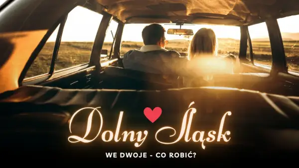 Para w samochodzie podczas zachodu słońca, odkrywająca romantyczne miejsca Dolny Śląsk.